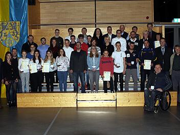 Die größte Gruppe der ausgezeichneten Sportler erhielt die Ehrenmedaille des Landkreises in Silber.