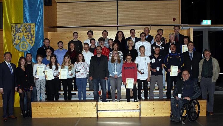 Die größte Gruppe der ausgezeichneten Sportler erhielt die Ehrenmedaille des Landkreises in Silber.