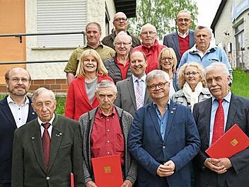 Drei Urgesteine der SPD in Gehülz wurden für 50 beziehungsweise 65 Jahre Mitgliedschaft ausgezeichnet. Im Bild (vorne von links) Ralf Pohl, Lothar Biesenecker, Gerhard Simon, Martin Lücke sowie Hans Simon, mit im Bild (hinten von links) Sabine Gross, Frank Simon, Heinz Köhler, Thilo Moosmann, Ralf Völkl, Klaus Simon, Edith Marr, Karl H. Fick, Marina Schmitt und Franz Renner Foto: Michael Seegenschmiedt
