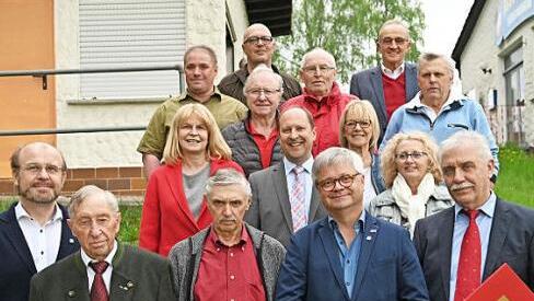 Drei Urgesteine der SPD in Gehülz wurden für 50 beziehungsweise 65 Jahre Mitgliedschaft ausgezeichnet. Im Bild (vorne von links) Ralf Pohl, Lothar Biesenecker, Gerhard Simon, Martin Lücke sowie Hans Simon, mit im Bild (hinten von links) Sabine Gross, Frank Simon, Heinz Köhler, Thilo Moosmann, Ralf Völkl, Klaus Simon, Edith Marr, Karl H. Fick, Marina Schmitt und Franz Renner Foto: Michael Seegenschmiedt