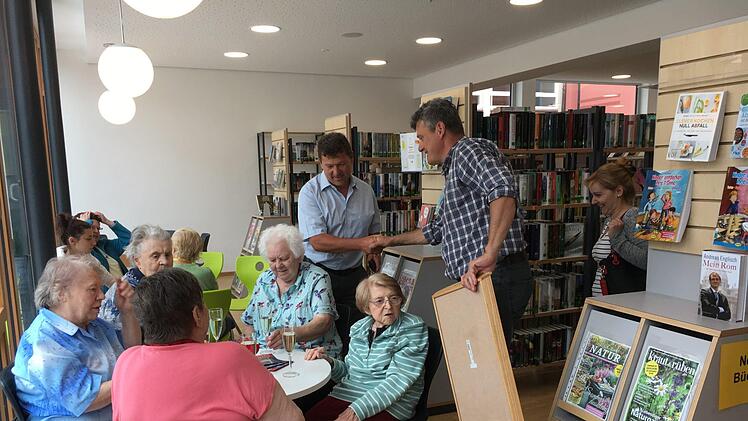 Bei der Eröffnung der Seniorenbücherei in OberhaidFoto: Anette Schreiber