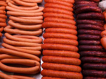 Gefährliche Bakterien in Premium-Wurst nachgewiesen - fränkischer Importeur startet großen Rückruf