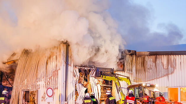 Verpackungsmaterial fing Feuer: Lagerhalle in Vollbrand