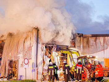 Verpackungsmaterial fing Feuer: Lagerhalle in Vollbrand