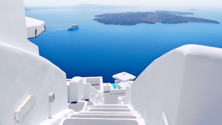 Santorin ist für seine weißen Häuser mit blauen Dächern weltbekannt - und für das großartige, blaue Meer.
