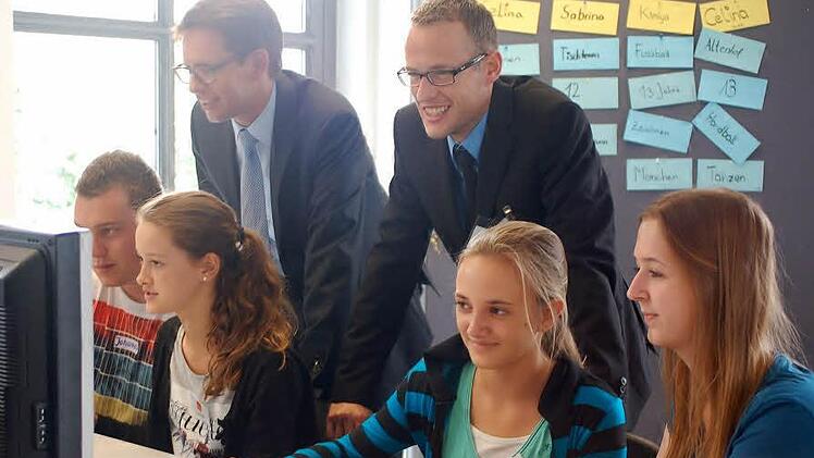Ein Blick über die Schulter bei den technischen Produktdesignern: Von links: Johannes Fiedler (Azubi), Celine Fischer, Sabrina Schmidt (Schülerinnen), Isabel Klett (Azubi). Dahinter Michael Stammberger (Ausbildungsleiter Firma Brose) und Benedikt Göbhardt (bayme vbm) .