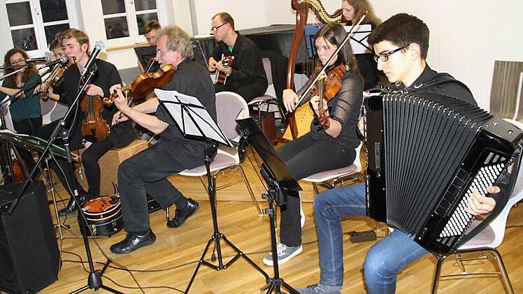 Die Band "Drimindoo" begeisterte in der "Alten Schule" in Loffeld ihr Publikum mit Songs aus Irland.  Foto: Gerda Völk