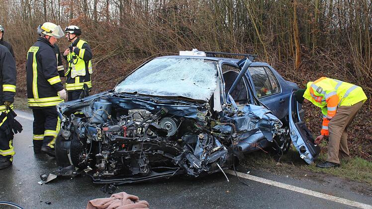 Aus diesem Auto wurde der Fahrer schwer verletzt befreit. Foto: Andreas Dorsch