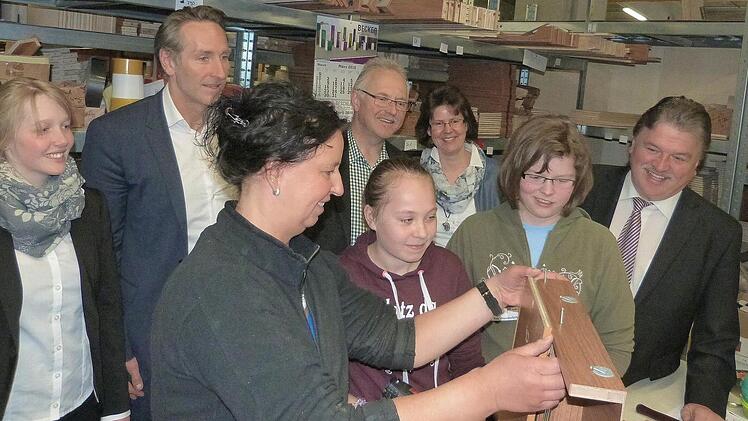 Girls' Day beim Wohnmobilhersteller Frankia: Dort schaute auch Landrat Klaus Peter Söllner (rechts) vorbei.