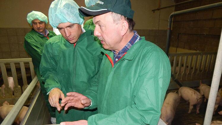 Landwirt Günter Dietsch (rechts) erklärte dem Bundestagsabgeordneten Stefan Müller ein so genanntes Handterminal zur elektronischen Steuerung und Kontrolle der Vorgänge im Mastbetrieb.
