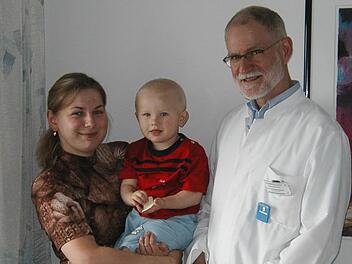 Christoph Reiners mit einem kleinen Patienten und seiner MutterFoto: pr