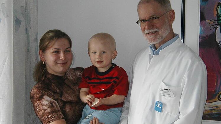 Christoph Reiners mit einem kleinen Patienten und seiner MutterFoto: pr