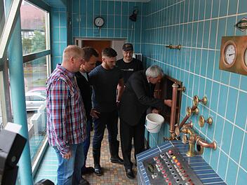 Unter den wachsamen Augen der Braumeister Christian Fösel, Johannes Knoblach und Fabian Skaggs (es gfehlt Georg Kraus) sowie Peter Griess (von links) gibt Landrat Johann Kalb den ersten Hopfen in den Sud des neuen 36-Kreisla-Biers. Foto: Hans Kurz