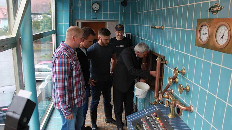 Unter den wachsamen Augen der Braumeister Christian Fösel, Johannes Knoblach und Fabian Skaggs (es gfehlt Georg Kraus) sowie Peter Griess (von links) gibt Landrat Johann Kalb den ersten Hopfen in den Sud des neuen 36-Kreisla-Biers. Foto: Hans Kurz
