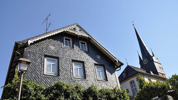 Blick von der Kirchgasse auf die evangelische Filialkirche in Rossach.