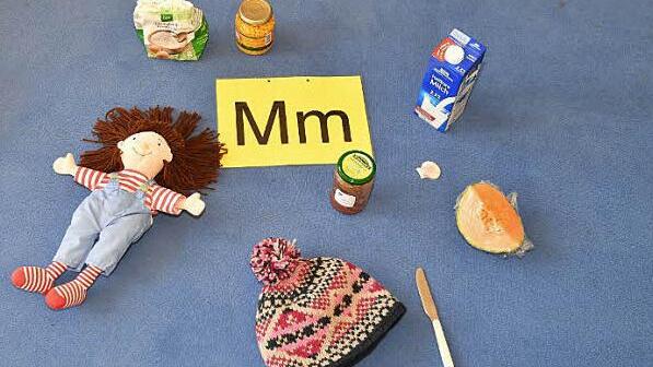 Milch, Mütze, Marmelade: Silke Abwandner plündert schon mal ihre Küche, um den Abc-Schützen den Buchstaben M beizubringen.