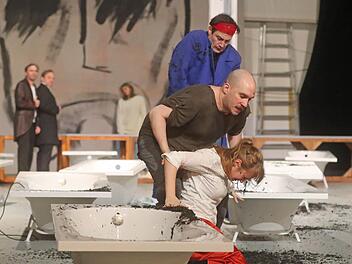 Aus den Proben: Antigone (Anne Rieckhof ) wird von dem Wächter (Thorsten Köhler) davon abgehalten, ihren toten Bruder zu begraben. Foto: Henning Rosenbusch