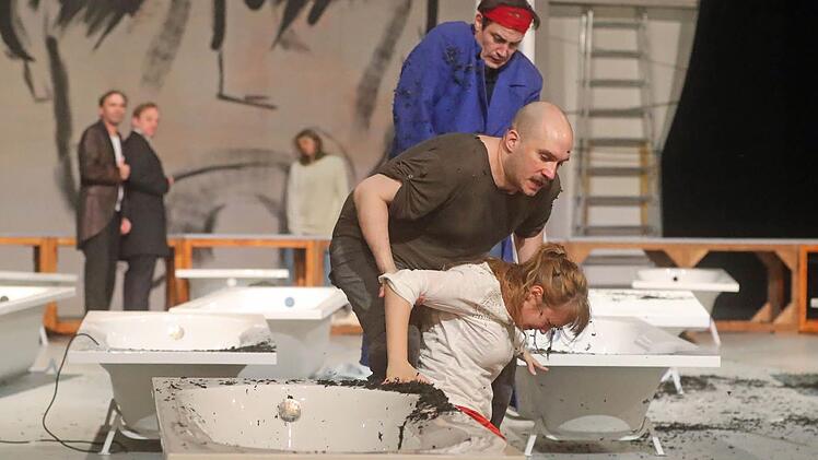 Aus den Proben: Antigone (Anne Rieckhof ) wird von dem Wächter (Thorsten Köhler) davon abgehalten, ihren toten Bruder zu begraben. Foto: Henning Rosenbusch