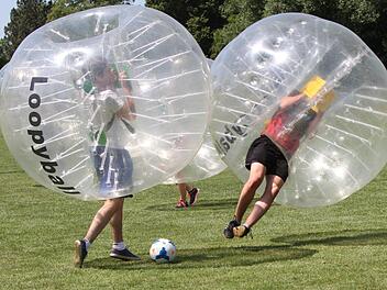 Viel Spaß bereitete den Teilnehmern das Spiel mit dem "Loopyball", bei dem sich die Gegner häufig in die Quere kommen. Fotos: Günther Geiling
