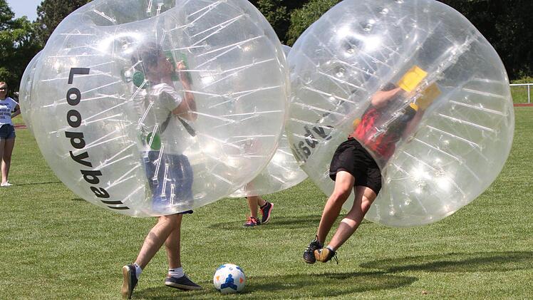 Viel Spaß bereitete den Teilnehmern das Spiel mit dem "Loopyball", bei dem sich die Gegner häufig in die Quere kommen. Fotos: Günther Geiling
