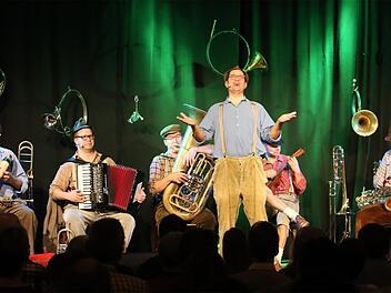 Auch das zweite Gastspiel (Titel: "Des is zum Heulen") binnen zwei Jahren brachte Freudentränen in den Reh-Saal: Die fränkische Band "häisd'n‘daisd" spielte vor vollem Haus. Foto: Bertram Wagner