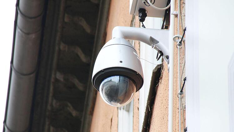 Zwei Videokameras sollen die Sicherheit im Coburger Steinweg in den Abend und Nachtstunden verbessern. Installiert wurden sie bereits an den dafür vorgesehen beiden Gebäuden. Der Probebetrieb soll am 1. April beginnen und bis Ende Mai laufen.Foto: Jochen Berger