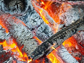Beim Wiederentzünden eines Lagerfeuers bei einer Gartenfeier im Kreis Würzburg sind drei Frauen verletzt worden.  Symbolfoto: Patrick Pleul/dpa