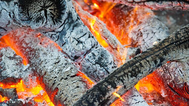 Beim Wiederentzünden eines Lagerfeuers bei einer Gartenfeier im Kreis Würzburg sind drei Frauen verletzt worden.  Symbolfoto: Patrick Pleul/dpa
