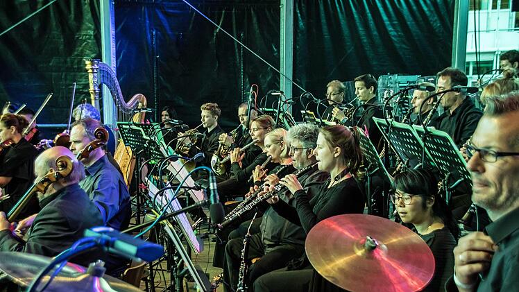 Tausende von Zuhörern bejubelten das Philharmonische Orchester des Landestheaters Coburg unter Leitung von Roland Kluttig  beim Klassik-Open-Air im Rosengarten.Foto: Jochen Berger