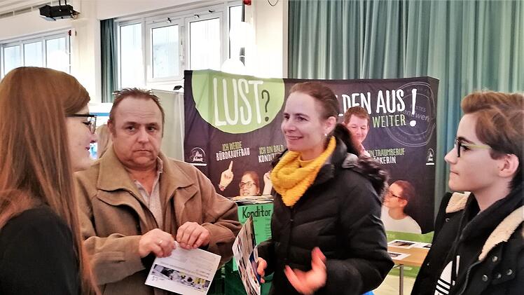 Ausbildungswillige aus der Region kamen allein und mit Eltern, um sich über die verschiedenen Berufe zu informieren, wie hier am Stand des Bad Bockleter Laborbetriebs LS SE