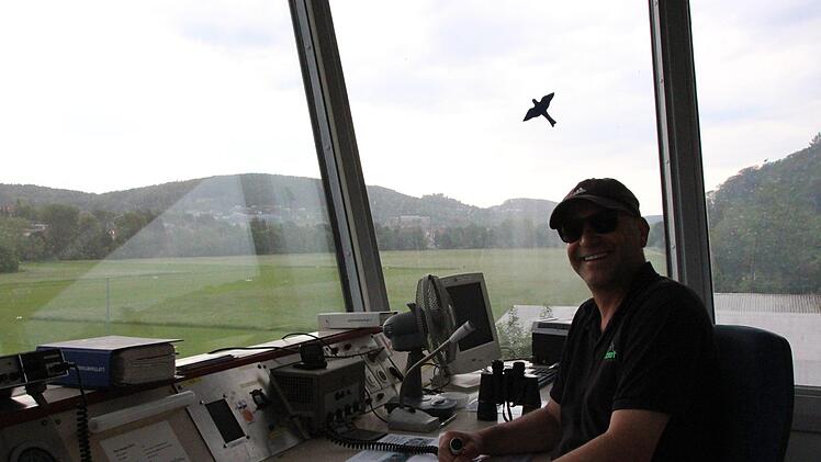 Matthias Albert vom Segelfliegerverein im Kontrollraum des Kissinger Flugturms. Foto: Benedikt Borst