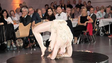 Die Performance-Künstlerin Felice Aguilar erhielt viel Beifall für ihre akrobatische Darbietung. Foto: Landratsamt