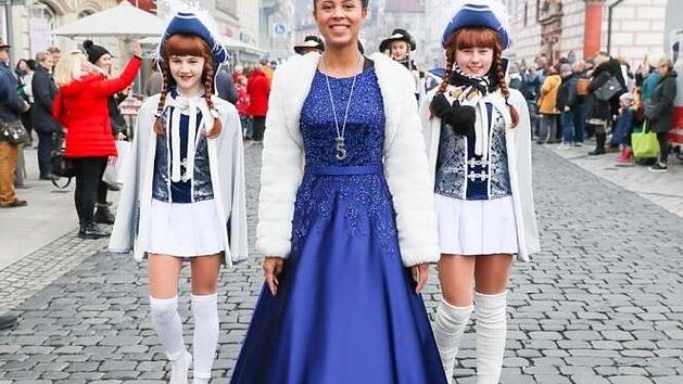 Selina Prusnat (Mitte), die diesj&auml;hrige Gardek&ouml;nigin des Coburger Mohr beim Rathaussturm 2019.  Foto: privat