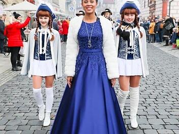 Selina Prusnat (Mitte), die diesjährige Gardekönigin des Coburger Mohr beim Rathaussturm 2019.  Foto: privat