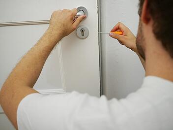 Wenn man sich aus der eigenen Wohnung aussperrt, kann guter Rat sehr teuer sein.