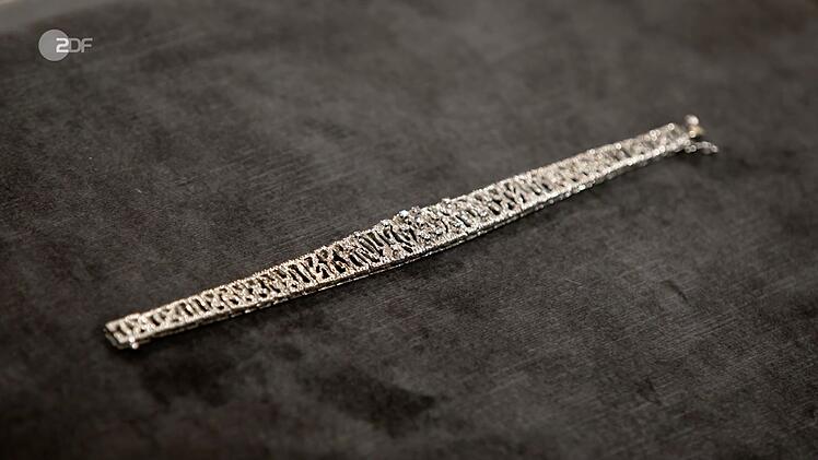 Ein Armband aus 750er Wei&szlig;gold mit 0,5 Karat Diamanten datierte Wendela Horz auf die 1960er-Jahre. Die Expertin sch&auml;tzte den Wert aufgrund hoher Goldpreise auf 2.700 bis 2.800 Euro. Statt der gew&uuml;nschten 2.500 Euro zahlte Julian Schmitz-Avila schlie&szlig;lich 2.700 Euro f&uuml;r den Schmuck.