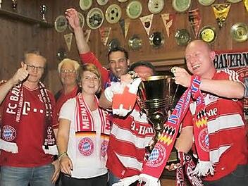 Schnell war ein Pott zum Feiern gefunden (von links): Marko Löffler, Günter Becker, Theresa Hirth, Christian Herrmann, Ingo Erhardt und Michael Schadeck. Fotos: Veronika Schadeck