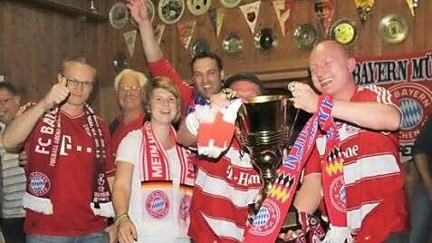 Schnell war ein Pott zum Feiern gefunden (von links): Marko Löffler, Günter Becker, Theresa Hirth, Christian Herrmann, Ingo Erhardt und Michael Schadeck. Fotos: Veronika Schadeck