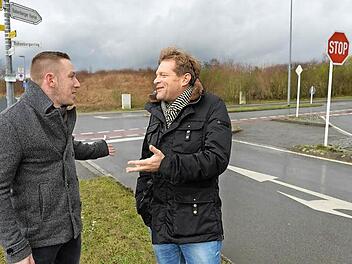 Christian Hader und Berthold Opower sind Anwohner des Neubaugebiets und treibende Kräfte der Bürgerinitiative. Sie sind froh, dass die Stadt bereits einige Sofortmaßnahmen umgesetzt hat, etwa die Hecke geschnitten und Stoppschilder aufgestellt. Foto: Ronald Rinklef
