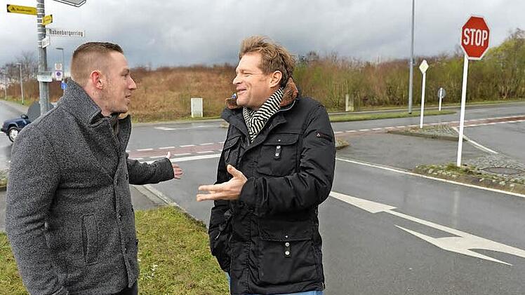 Christian Hader und Berthold Opower sind Anwohner des Neubaugebiets und treibende Kräfte der Bürgerinitiative. Sie sind froh, dass die Stadt bereits einige Sofortmaßnahmen umgesetzt hat, etwa die Hecke geschnitten und Stoppschilder aufgestellt. Foto: Ronald Rinklef