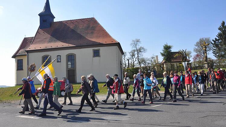 Die Wallfahrer an der Kreuzkapelle Sulzthal.  Foto: Ralf Ruppert