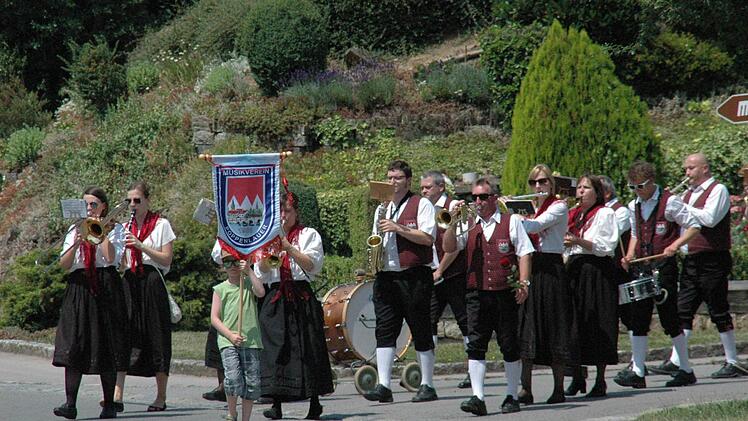 Mit Musik und Fahnen schlängelte sich der Umzug durch die Straßen von Rothhausen. Foto: Daniel Wiener