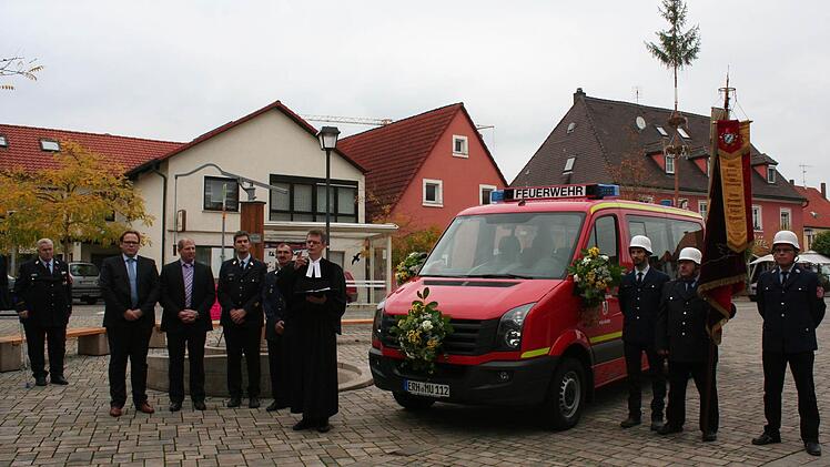 Pfarrer Andreas Steinbauer segnet das neue Fahrzeug. Im Bild von links der ehemalige Kreisbrandrat Harald Schattan, stellvertretender Landrat Christian Pech, Bürgermeister Klaus Faatz, Kreisbrandrat Matthias Rocca, Kommandant Reinhard Vogel. Fotos: Evi Seeger