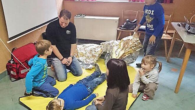 Spielerisch, aber dennoch praxisnah vermittelte Heiko Rödel den Mädchen und Jungen der Kupferberger Kinderfeuerwehr das Wissen in Erster Hilfe. Foto: Klaus-Peter Wulf