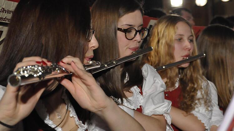 Die Musikkapelle Schondra beim Konzert "Eine Reise um die Welt".Foto: Peter Klopf