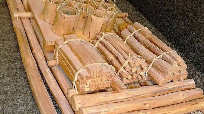 Das Modell "Mainfloß mit Stockheimer Kohlenfässern" stammt von Ehrenfloßmeister Alfons Geiger aus Friesen.  Foto: Gerd Fleischmann