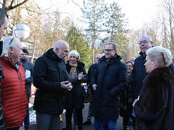 Oberbürgermeister Kay Blankenburg (vorne, von links) beim Ortstermin mit Investor Holger Pentzke und Hotel-Direktor Pascal Muller. Foto: Ralf Ruppert