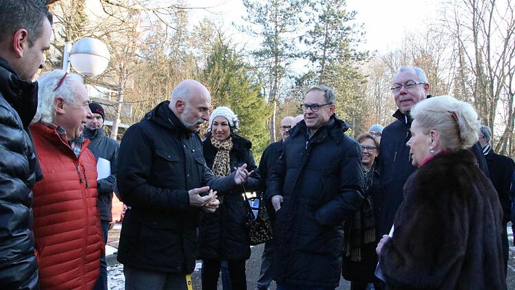 Oberbürgermeister Kay Blankenburg (vorne, von links) beim Ortstermin mit Investor Holger Pentzke und Hotel-Direktor Pascal Muller. Foto: Ralf Ruppert