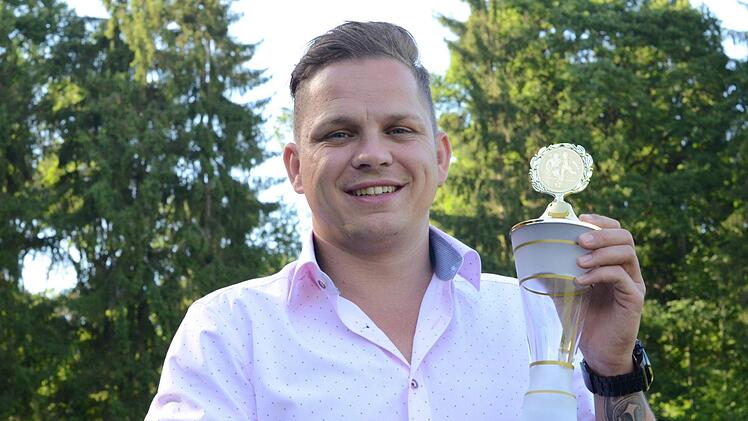 Verabschiedet sich mit dem Klassenerhalt und dem Torjäger-Pokal der Saalezeitung aus Obererthal: David Böhm. Foto: Jürgen Schmitt
