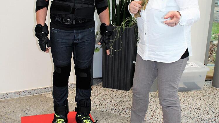 Nico Müller erlebt am eigenen Leib, welche typischen Einschränkungen älteren Menschen den Alltag erschweren.